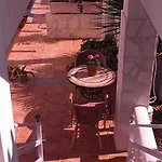 La Paloma I בית הארחה